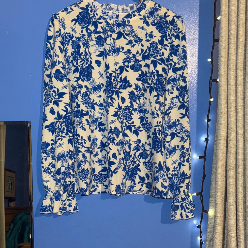 💙🦋⚪️SHEIN Blue and White Floral Top